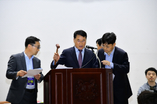 현대중공업 임시 주주총회에서 분할계획서 승인 등의 안건을 통과시키고 있는 모습. <현대중공업그룹 제공>